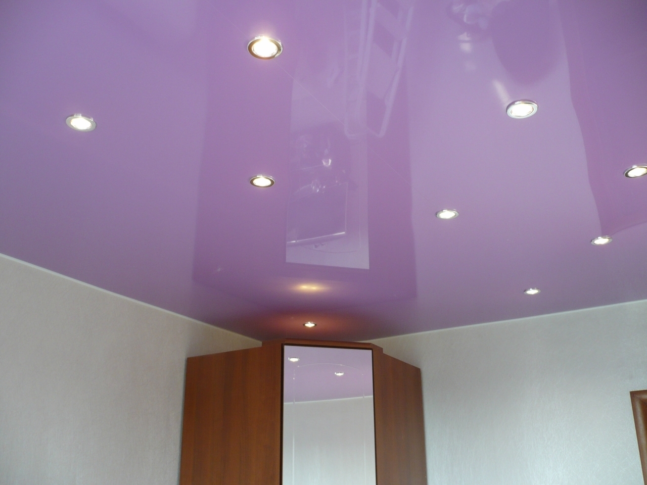 Глянцевые натяжные потолки – эффектный штрих любого интерьера и техника трансформации пространства