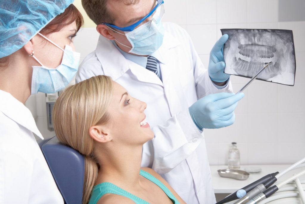 Выбор квалифицированного стоматолога для дентальной имплантации